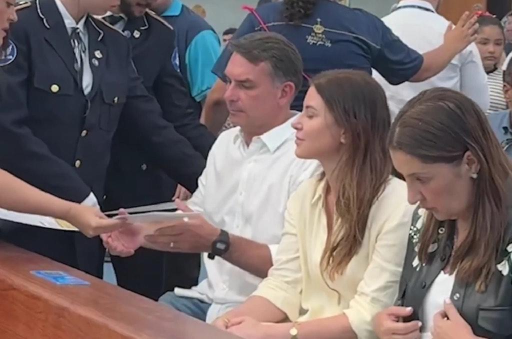 Flávio Bolsonaro participa de missa na Catedral de Brasília em celebração ao Dia de Nossa Senhora Aparecida
