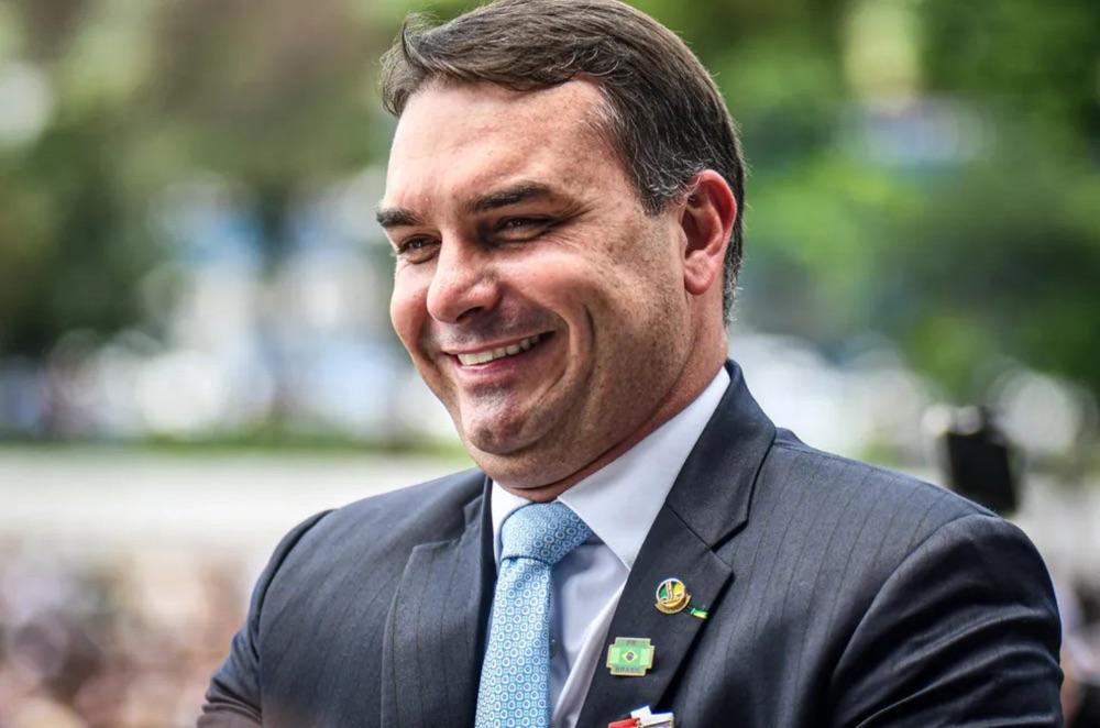 Flávio Bolsonaro vence Lula no 1º turno; disputa presidencial será decidida em 2º turno