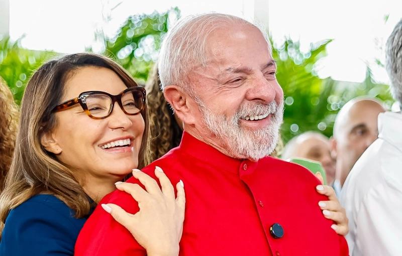Lula diz não ter recursos para celular e comenta: “Vou pegar o da Janja”