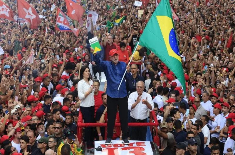 Lula é reeleito presidente do Brasil e garante novo mandato à frente do País