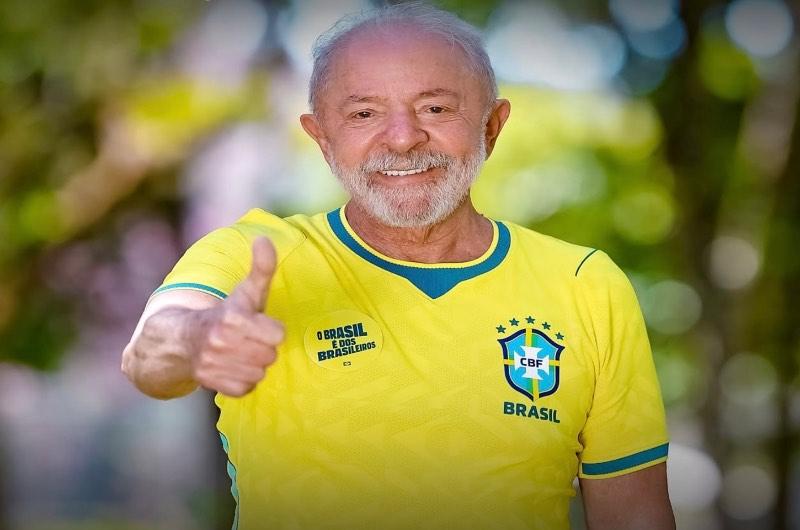 Lulistas, que chamam bolsonaristas de 'gado', postam fotos com camisetas do Brasil após 'missão' dada por Janones em campanha