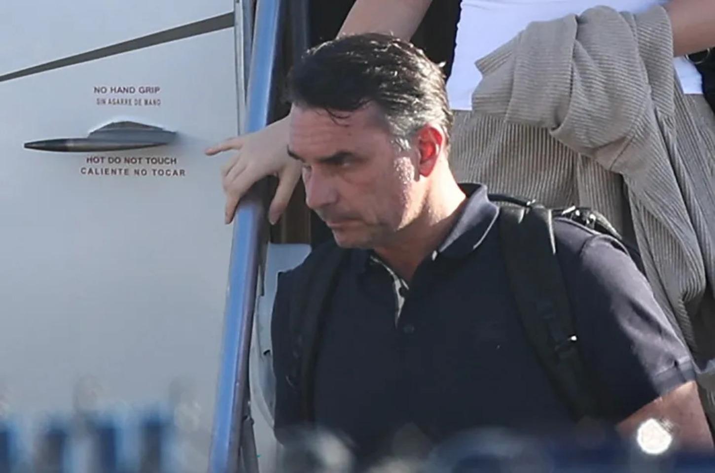 Polícia Federal diz que Flávio Bolsonaro não pode ser considerado foragido e nem é alvo de mandado de prisão 