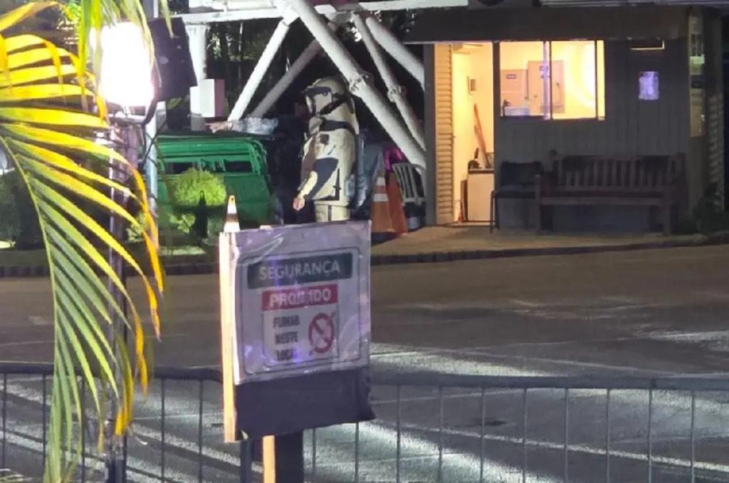 Polícia isola área por suspeita de bomba em carro de Flávio Bolsonaro após debate na Band
