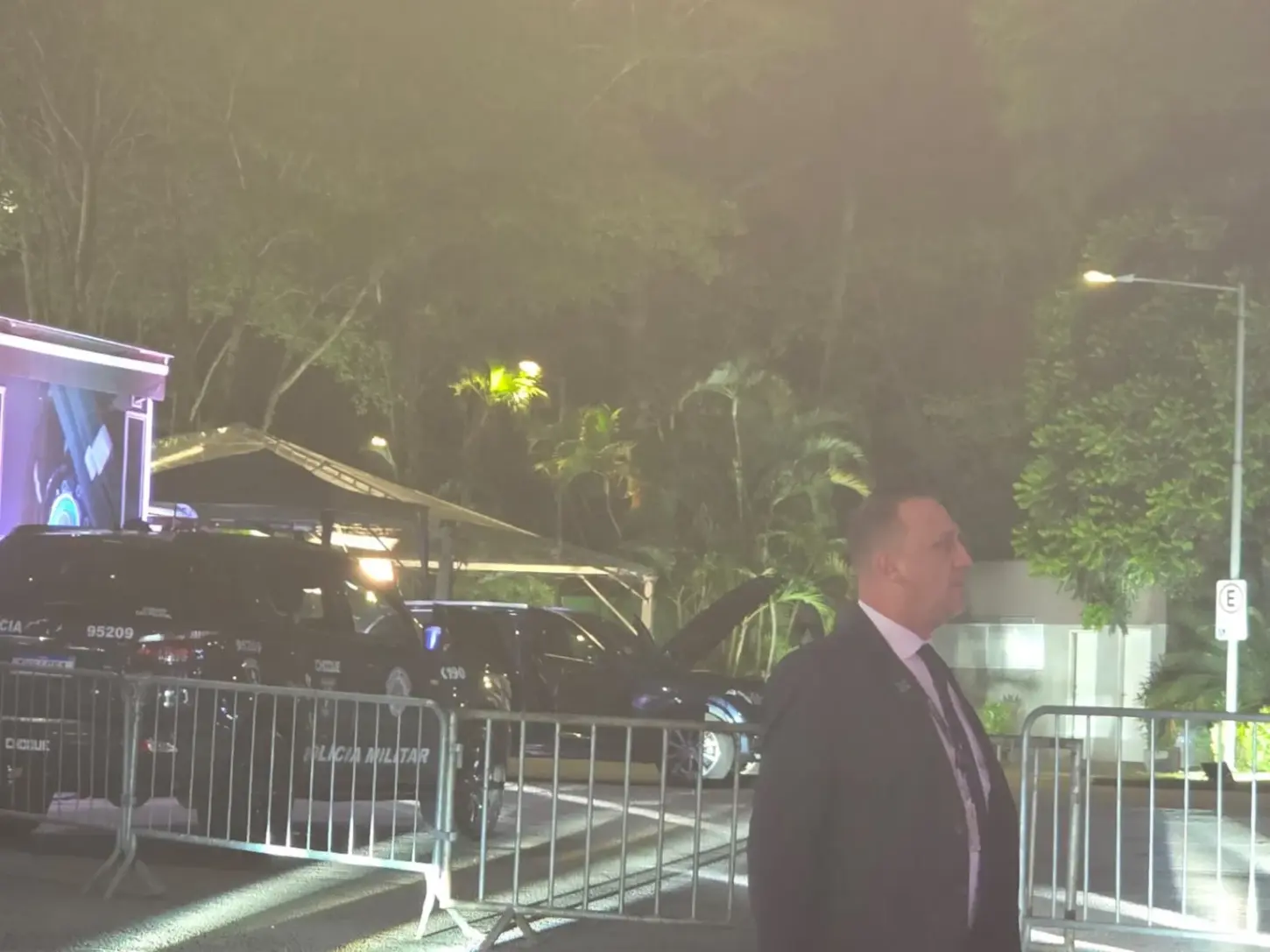 Após debate da Band, carro de Flávio Bolsonaro foi isolado com suspeita de bomba (Anna Satie/VEJA)