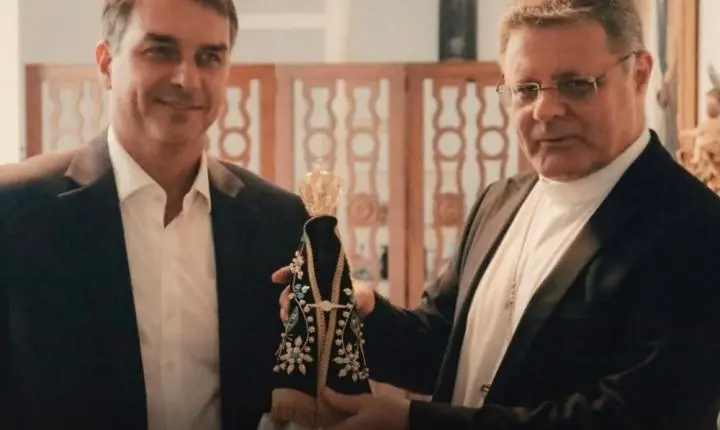 Arcebispo de Brasília recebe Flávio Bolsonaro e presenteia senador com Bíblia e imagem de Nossa Senhora Aparecida
