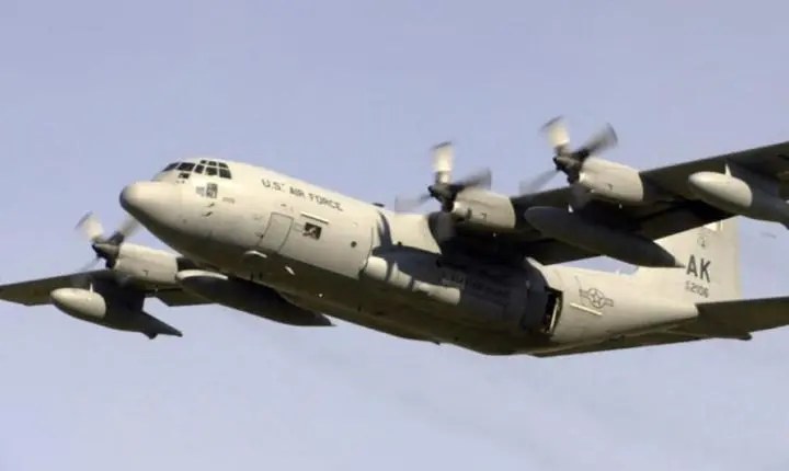 Avião de guerra norte-americano utilizado na operação que prendeu Maduro pousa no Brasil