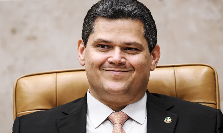 Em troca de votos da direita para presidência do Senado, Alcolumbre articula indulto a Jair Bolsonaro