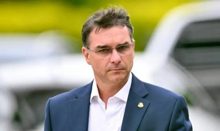 Flávio Bolsonaro aciona PGE contra perfis acusados de divulgar fake news sobre Nossa Senhora Aparecida