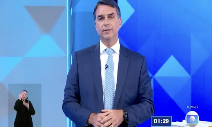 Flávio Bolsonaro encerra debate com apelo à oração e convida eleitores a rezarem o Pai-Nosso