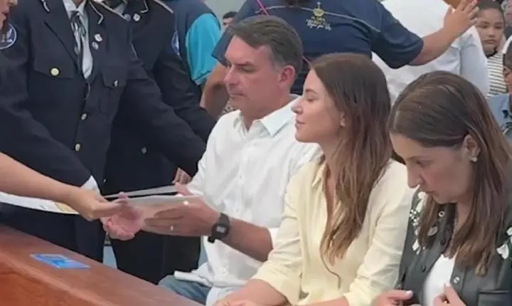 Flávio Bolsonaro participa de missa na Catedral de Brasília em celebração ao Dia de Nossa Senhora Aparecida