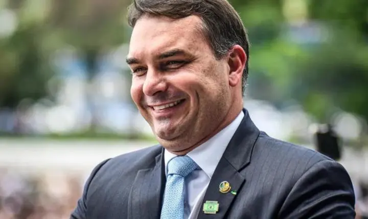 Flávio Bolsonaro vence Lula no 1º turno; disputa presidencial será decidida em 2º turno