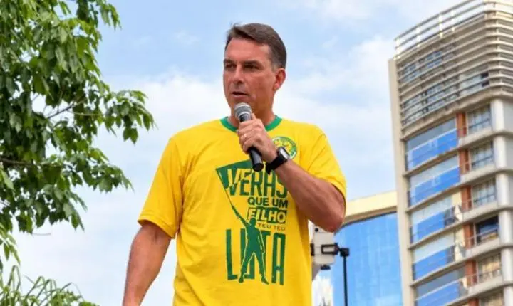 Flávio Bolsonaro: “Vou ao debate para desmascarar o mentiroso do Lula”