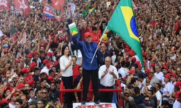 Lula é reeleito presidente do Brasil e garante novo mandato à frente do País