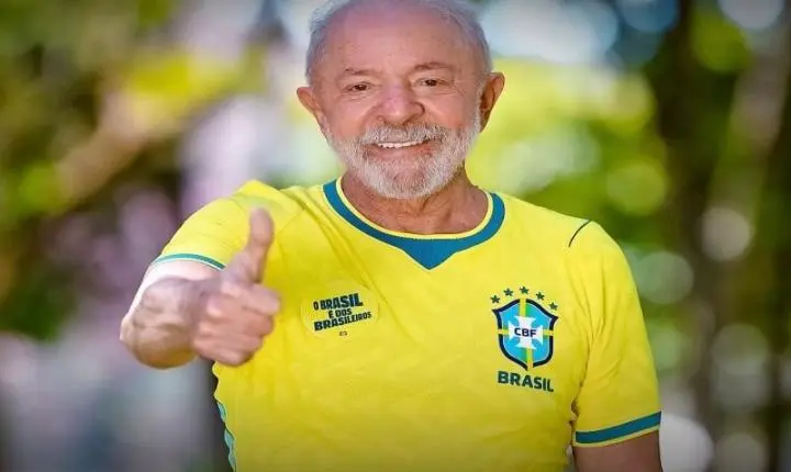 Lulistas, que chamam bolsonaristas de 'gado', postam fotos com camisetas do Brasil após 'missão' dada por Janones em campanha