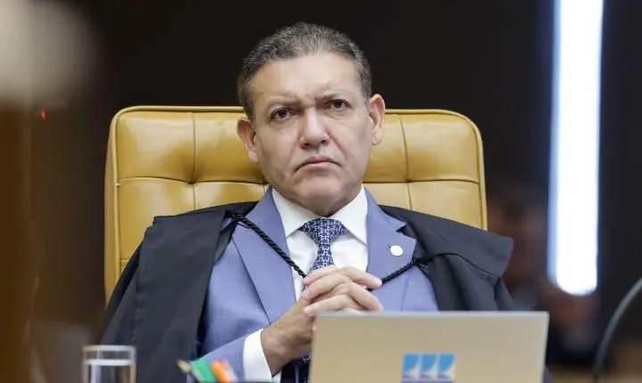 Ministro Nunes Marques dá 10 dias para PGR avaliar novo pedido de Bolsonaro que pode anular sua condenação