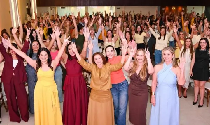 Nil Mendes é recepcionada por grupo de mulheres em encontro na capital paraibana