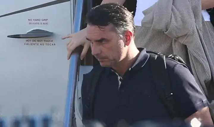 Polícia Federal diz que Flávio Bolsonaro não pode ser considerado foragido e nem é alvo de mandado de prisão 